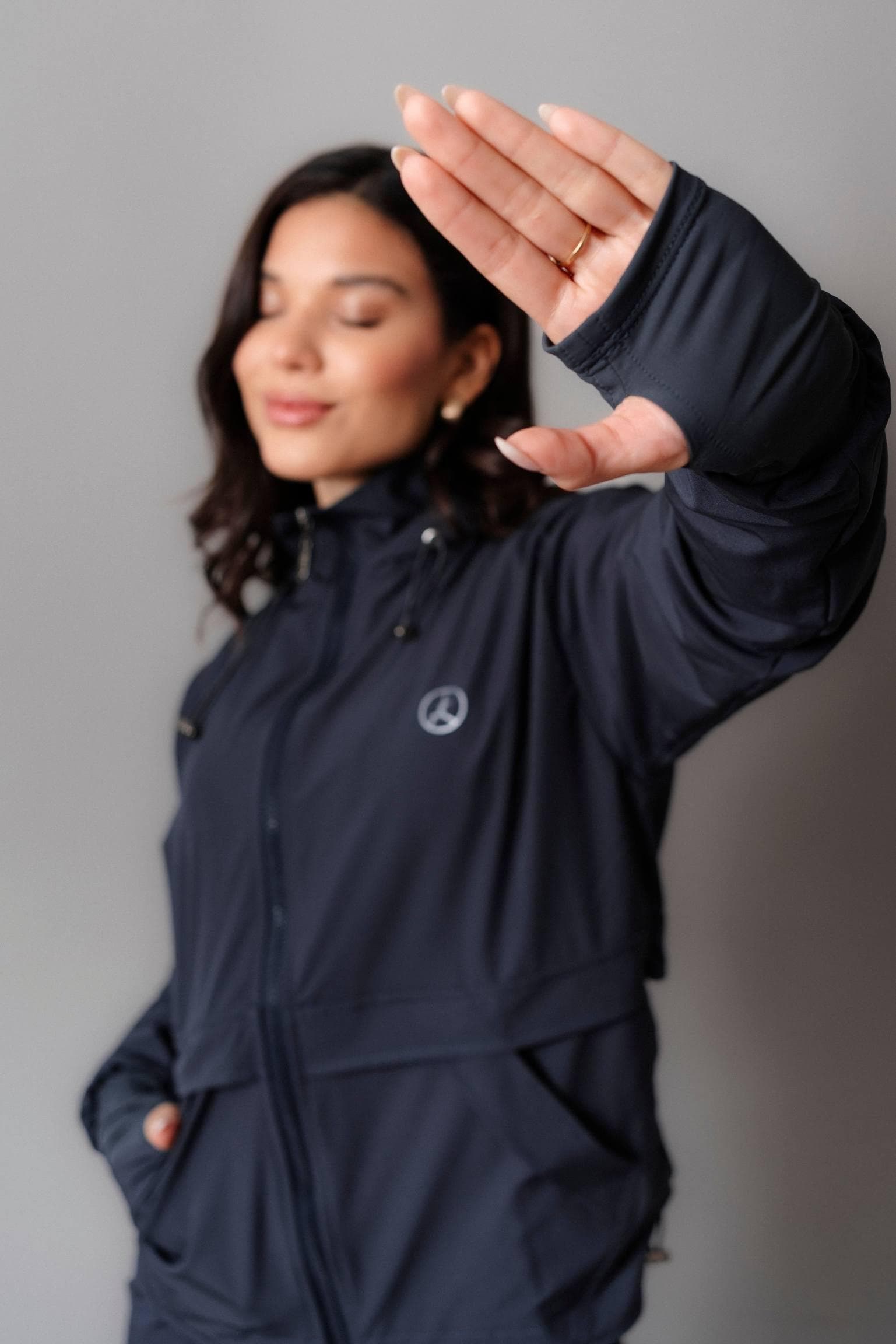 CASACA CORTAVIENTO OVERTRIP GRIS OSCURO