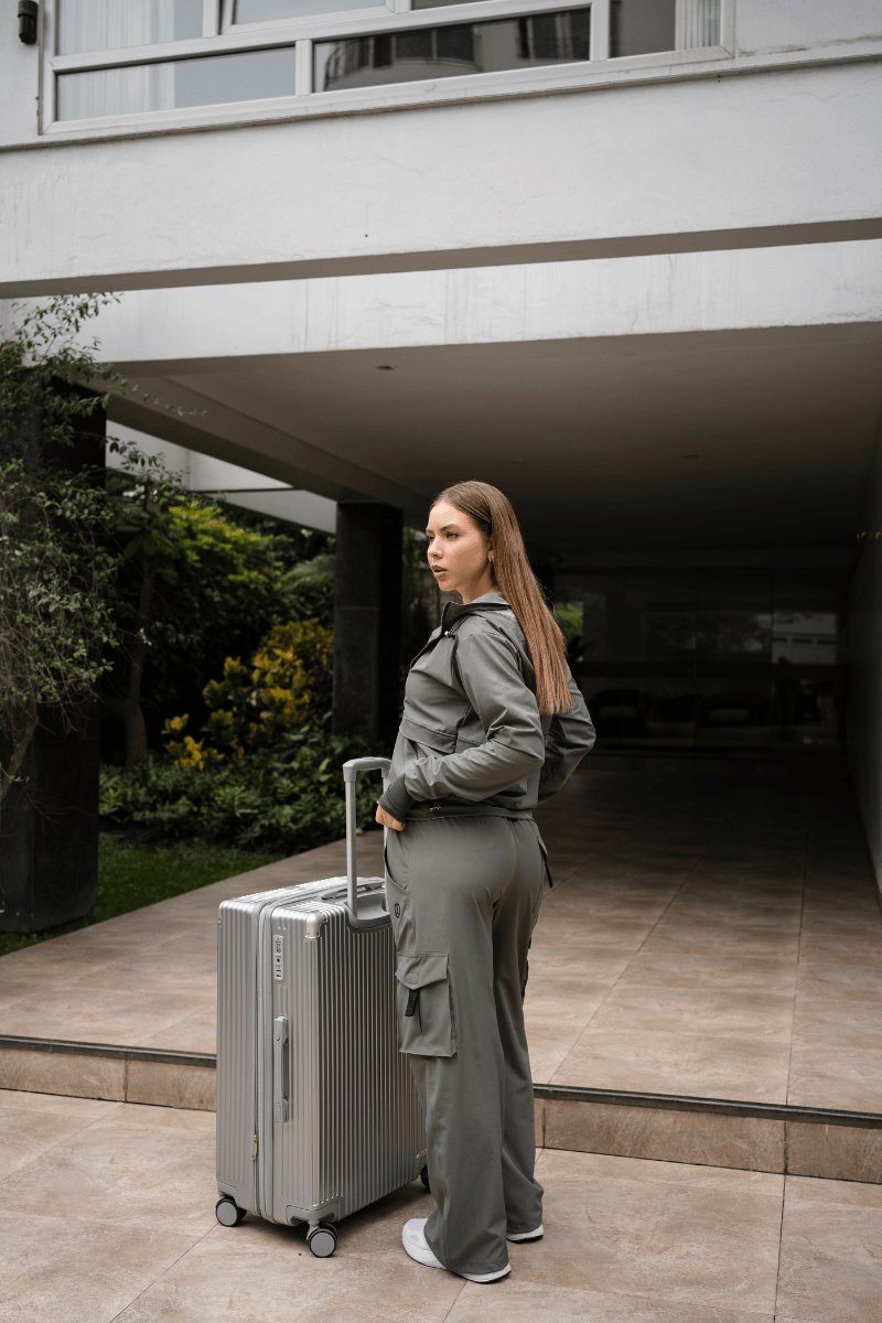 SET OVERTRIP GRIS ARENA (CASACA + CARGO)