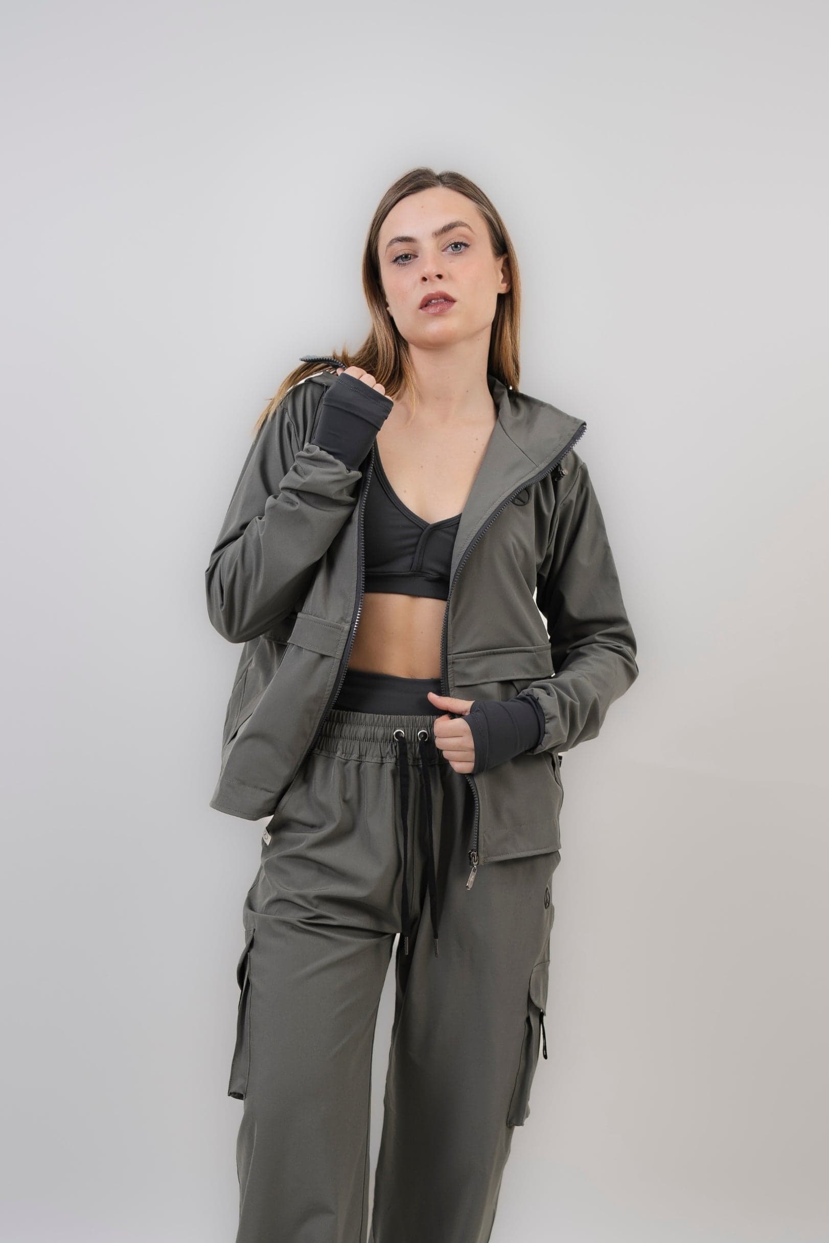 CASACA CORTAVIENTO OVERTRIP GRIS ARENA