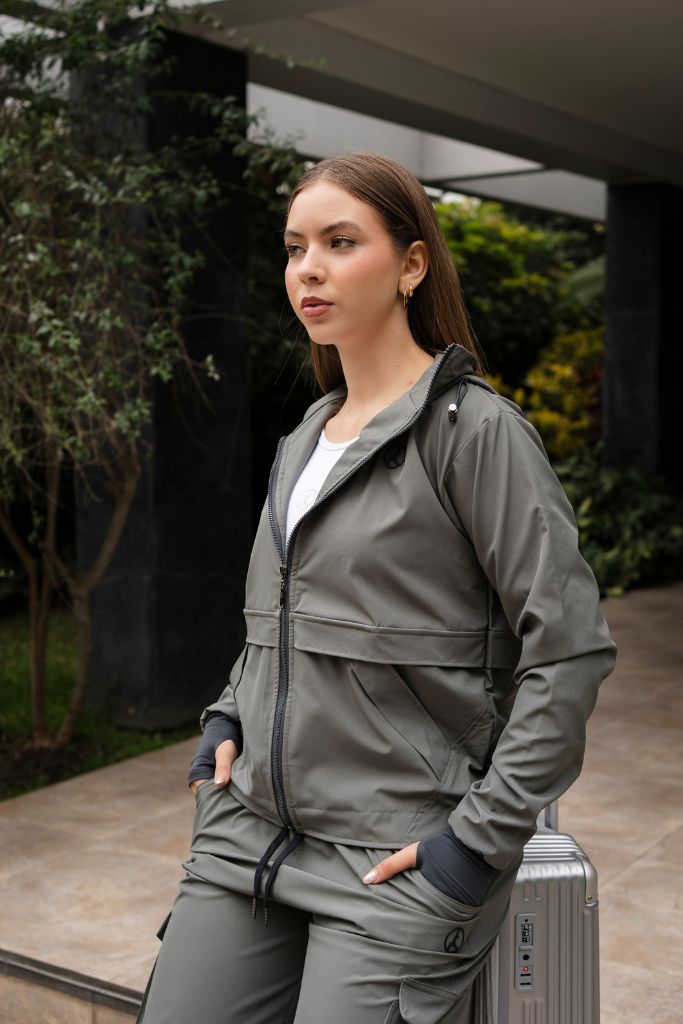 CASACA CORTAVIENTO OVERTRIP GRIS ARENA